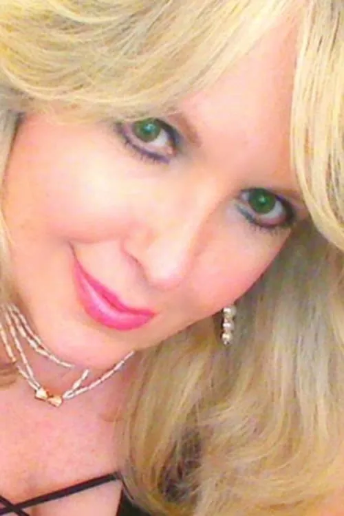 Karen Eng interpretando a Cult Mother 1 / Spectator / Venus