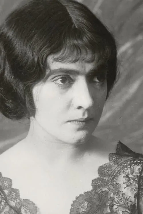 Karen Sandberg interpretando a Lieutenant van Hauren's Wife