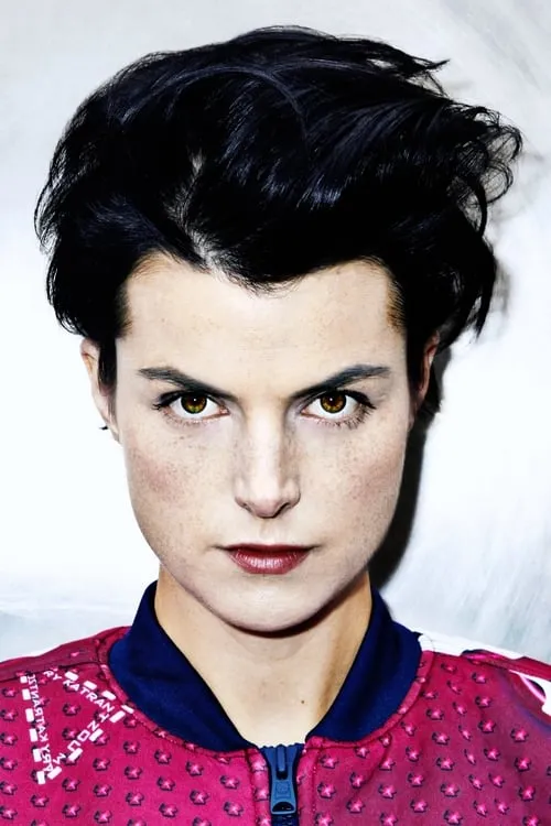 Karin Park interpretando a Miriam