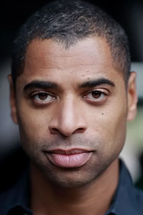 Karl Collins interpretando a Thomas / Trever