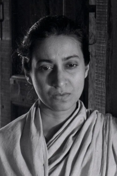 Karuna Banerjee interpretando a Sarbojaya Ray