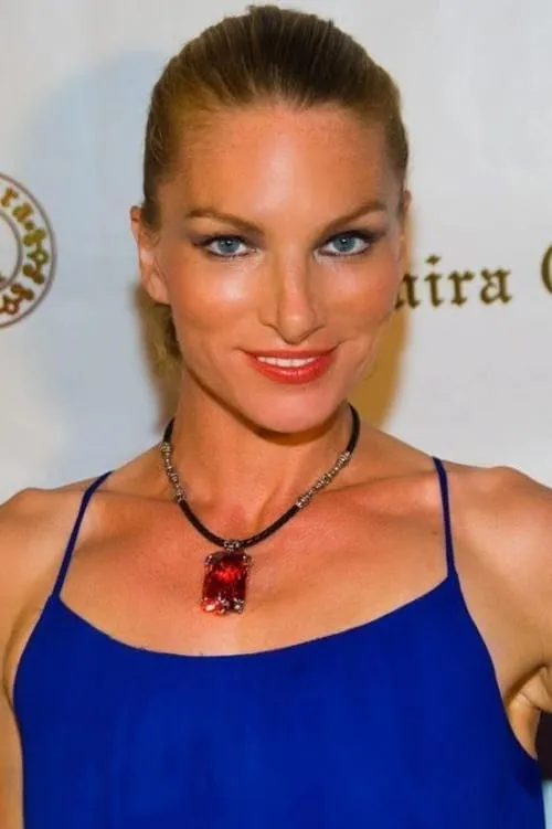 Kat Hawks interpretando a Elizabeth