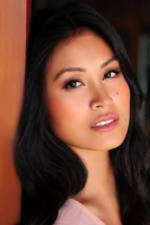 Kat Ruston interpretando a Officer Liz Morales