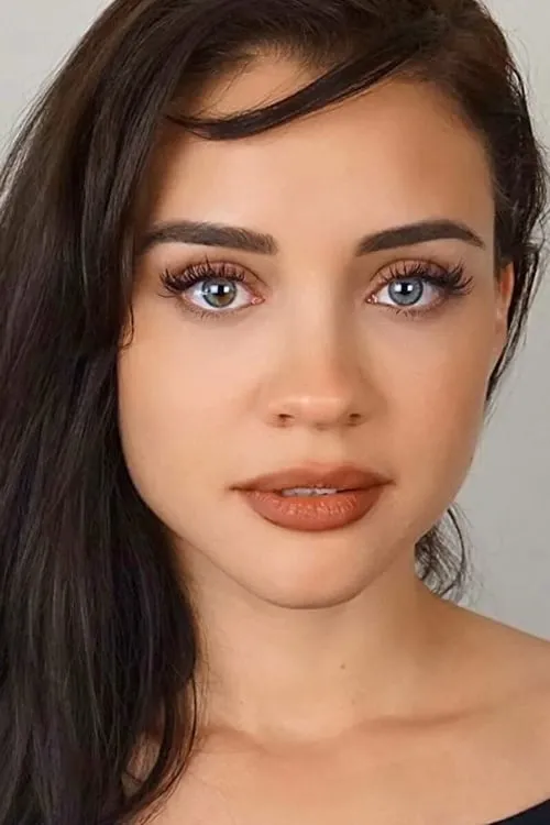 Katalina Viteri interpretando a Tara Lopez