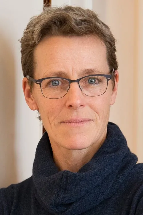 Kate Brown interpretando a Self