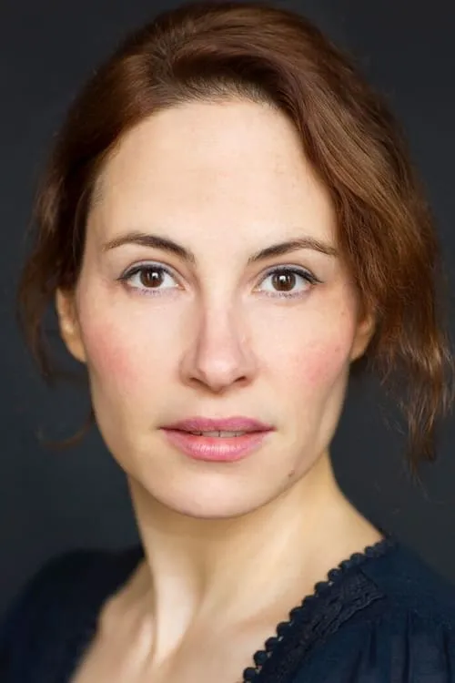 Kate Loustau interpretando a Nicole Miles