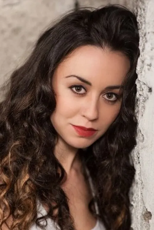 Kate Stanley Brennan interpretando a Molly