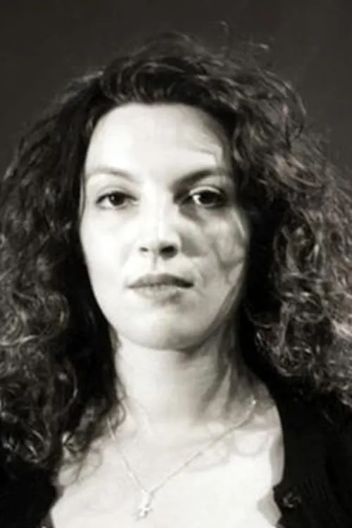 Katerina Louri interpretando a