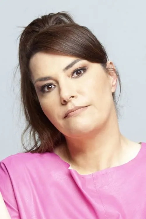 Katerina Zarifi interpretando a