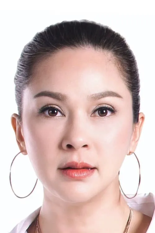 Kathaleeya McIntosh interpretando a Ms. Nongnuch