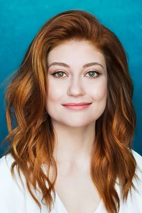 Katherine Levac interpretando a Debbie