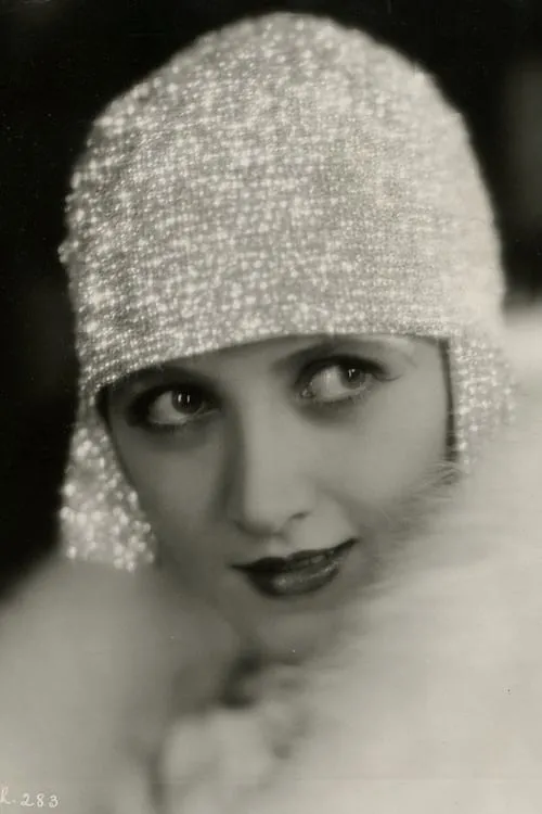 Kathryn Carver interpretando a Naomi