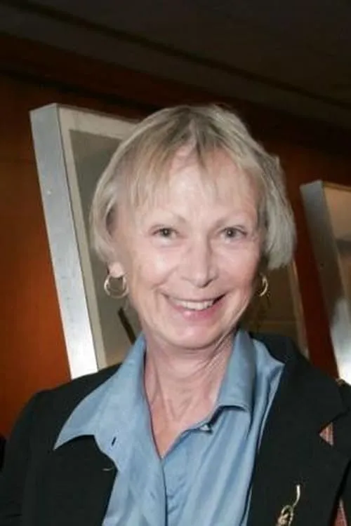 Kathryn Doby interpretando a Aunt Elizabeth