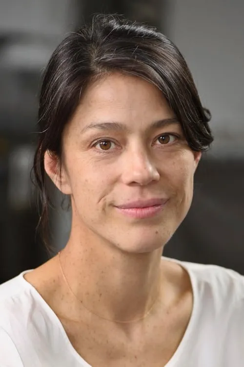 Katie McQuerrey interpretando a Robot