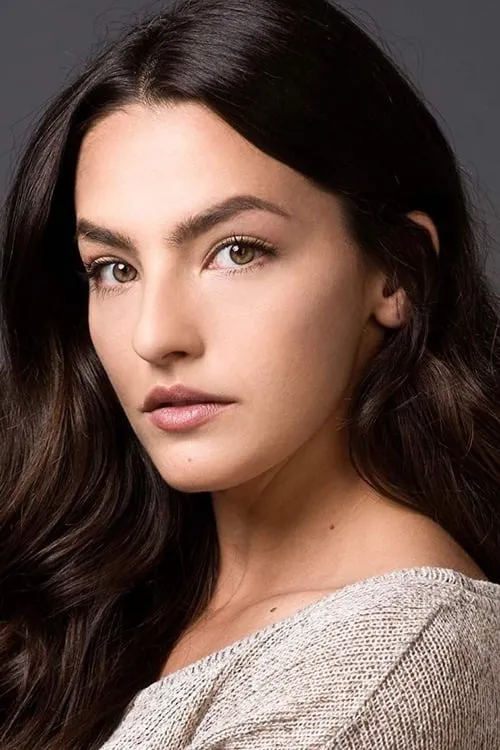 Kayla Compton interpretando a Sarah