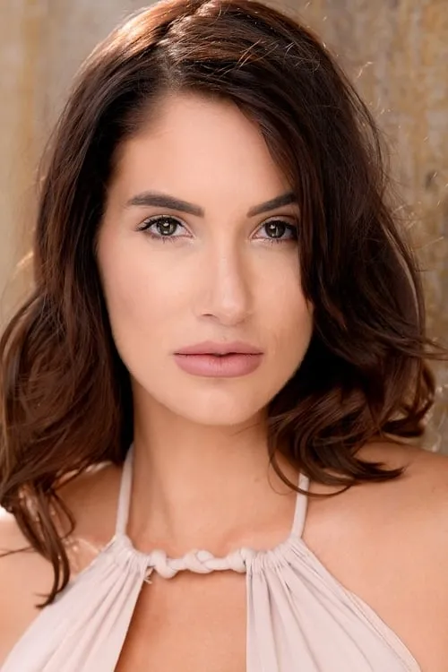 Kayla Eva interpretando a Liana