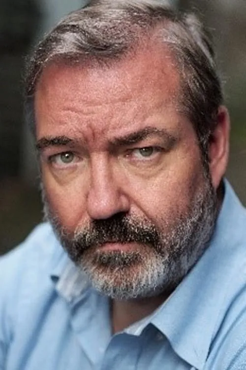 Keith Ackerman interpretando a Man at Bar