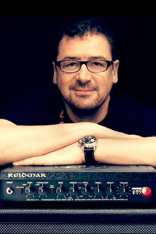 Keith Duffy interpretando a 