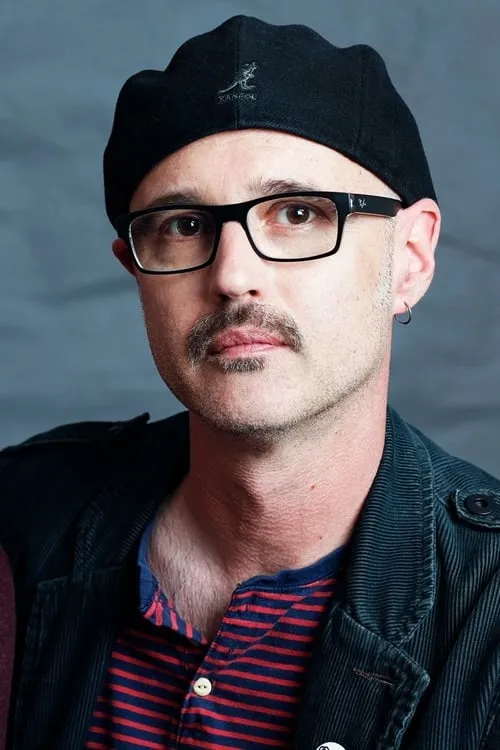 Keith Fulton interpretando a Narrator