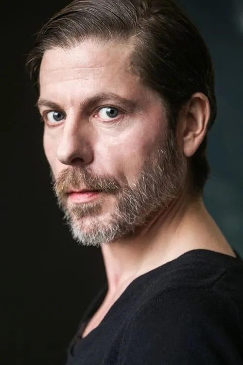 Keith-Lee Castle interpretando a Number Six