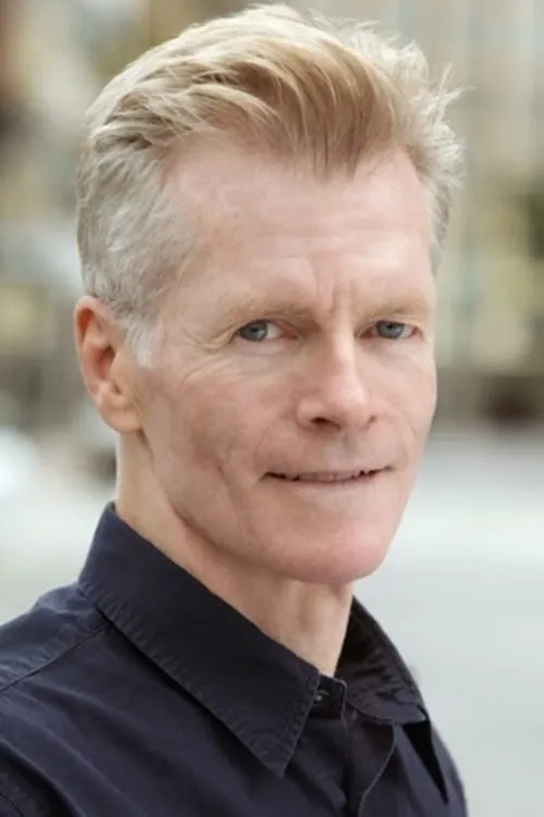 Keith McDermott interpretando a Bennifer