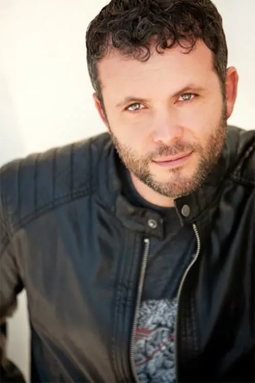 Keith Pinto interpretando a