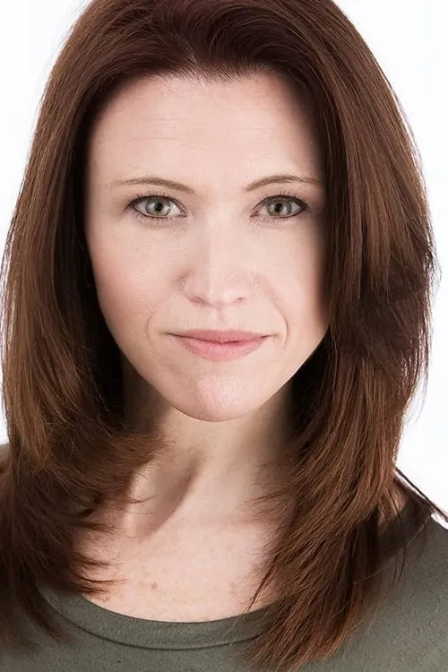 Kelly Boegel interpretando a Sophia Halshford