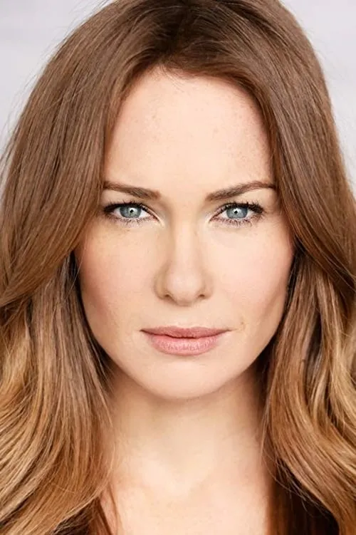 Kelly Frye interpretando a Viv