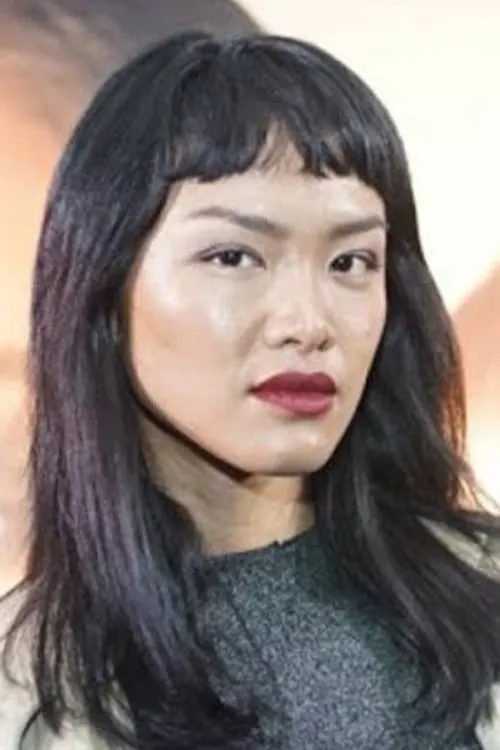 Kelly Tandiono interpretando a Deren