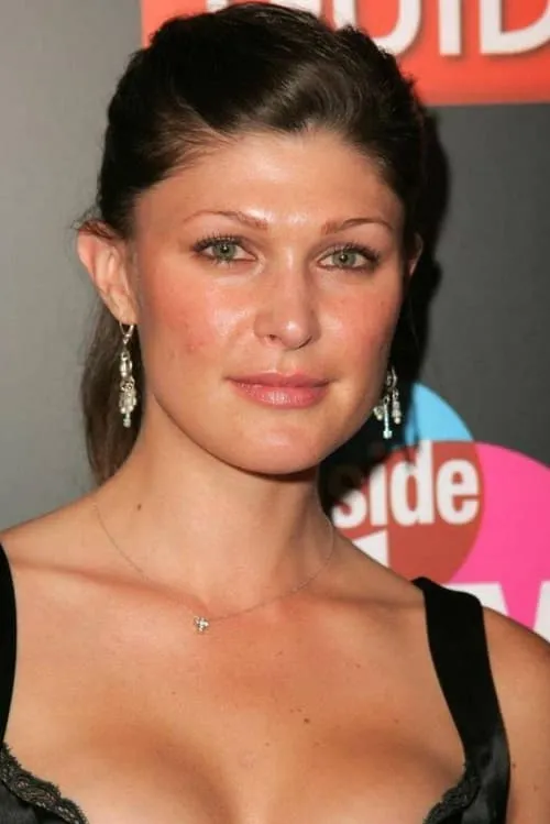 Kelsey Oldershaw interpretando a Jean