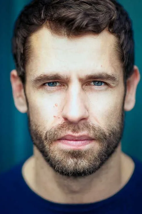 Kelvin Fletcher interpretando a Dudley Scunthorpe