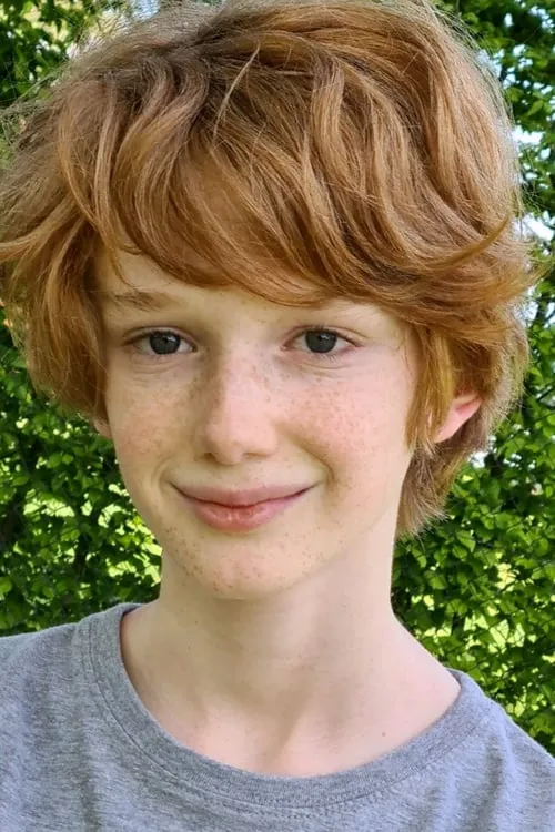 Kelyan Kezbari interpretando a Lucas