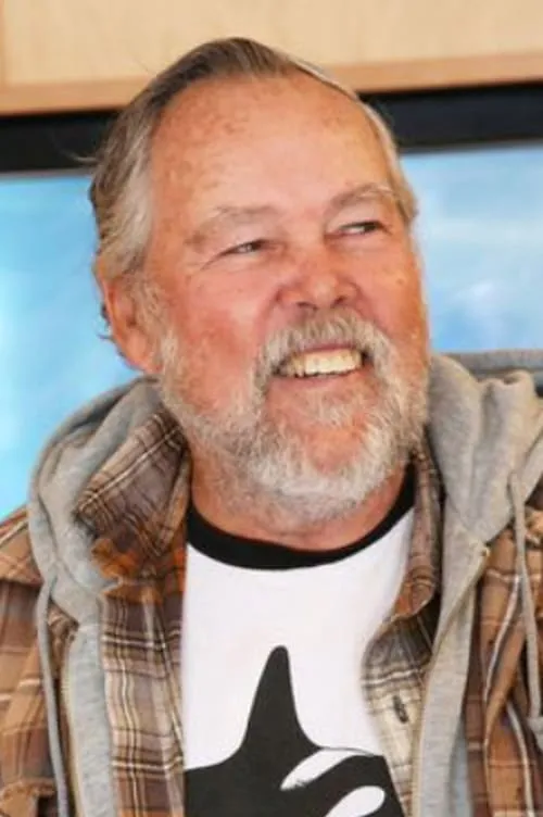 Ken Balcomb interpretando a Self