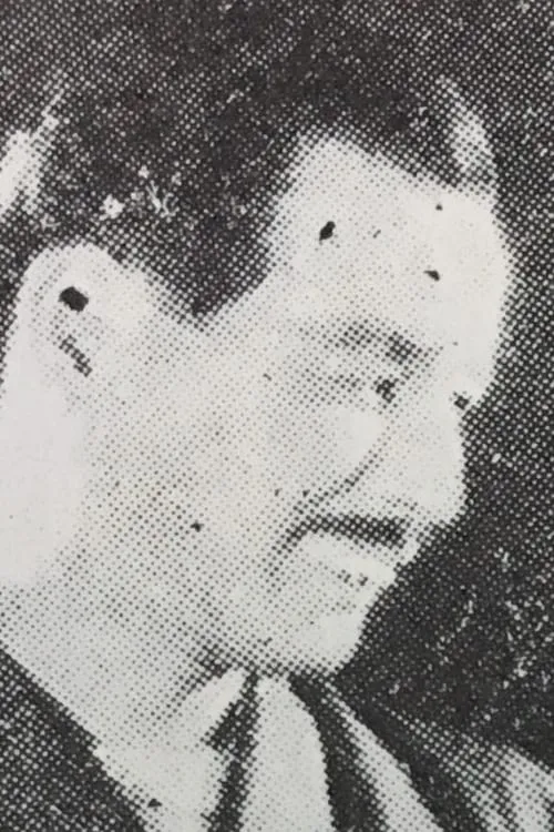 Kenji Kimura interpretando a Hotel Manager