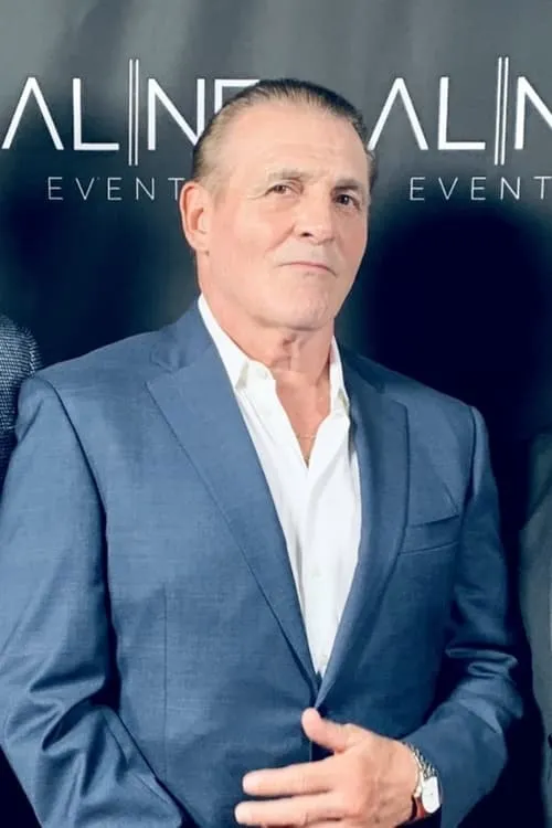 Kenneth Simmons interpretando a Joe