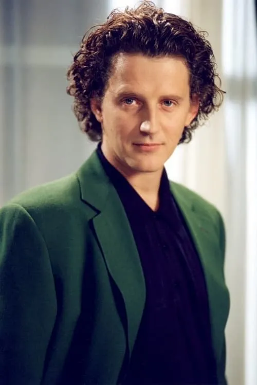 Kenneth Söderman interpretando a Allan Österlind