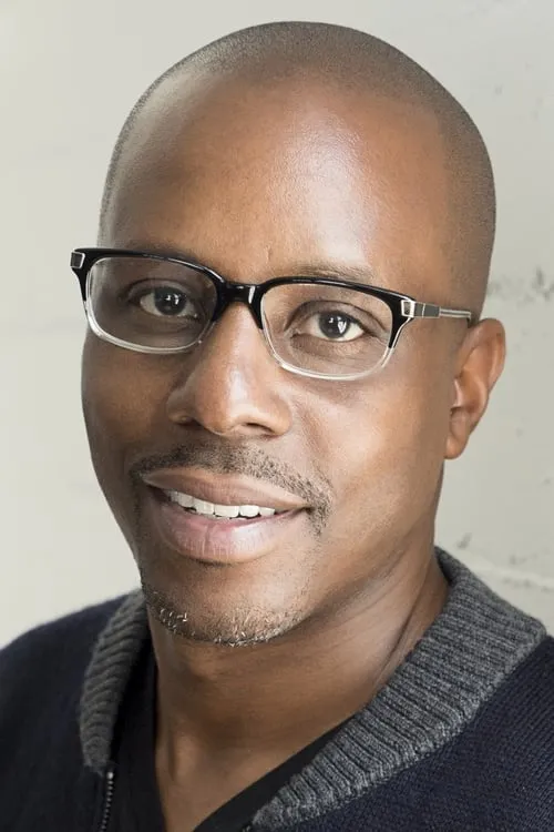 Kenny Smith Jr. interpretando a Kenny Flyy