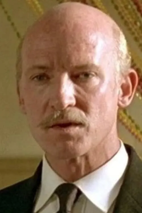 Kent Broadhurst interpretando a District Attorney