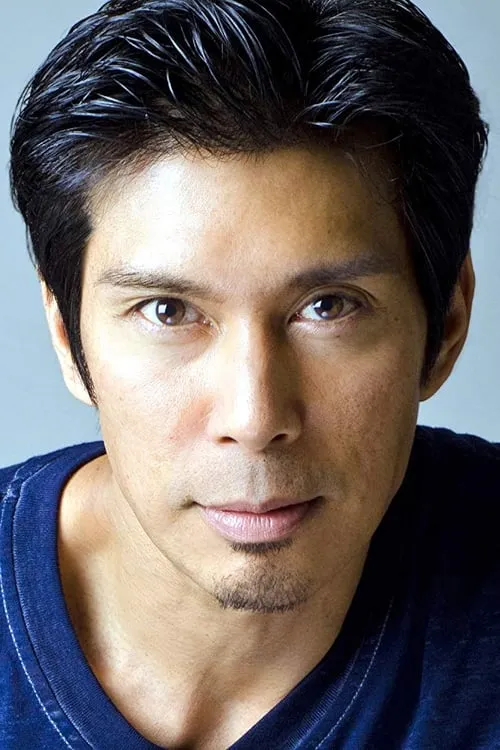 Keo Woolford interpretando a Adachi