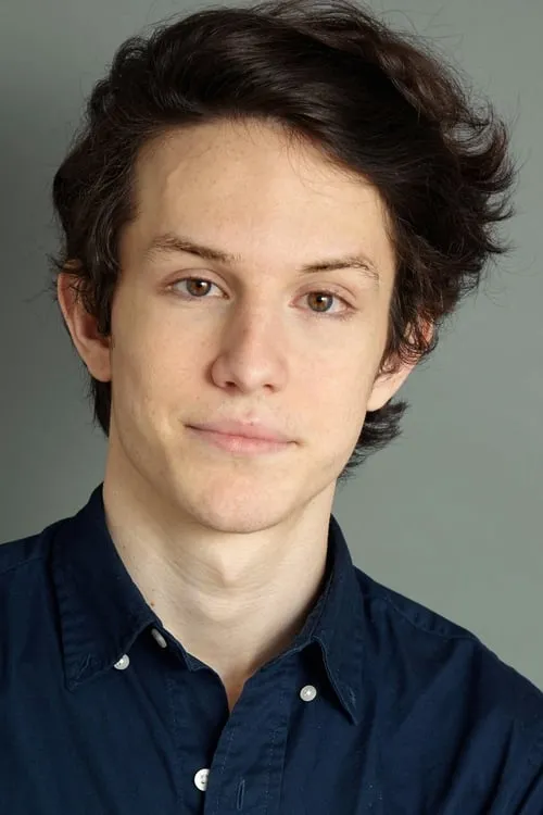 Keon Motakhaveri interpretando a Nate