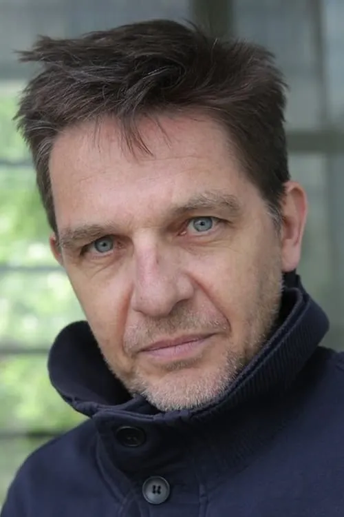 Kester Lovelace interpretando a Mackenzie