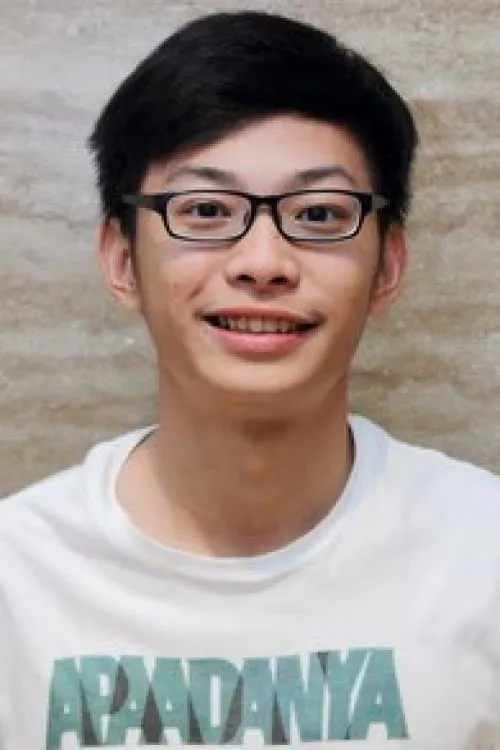 Kevin Anggara interpretando a Ernest (younger)