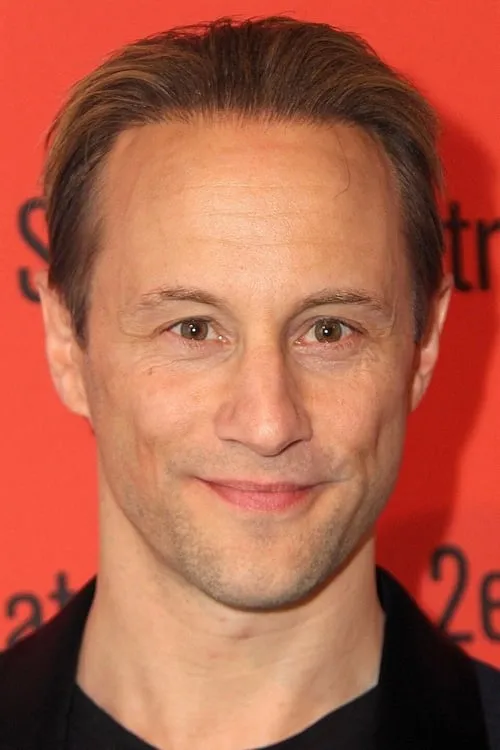 Kevin Isola interpretando a Junius Maitland