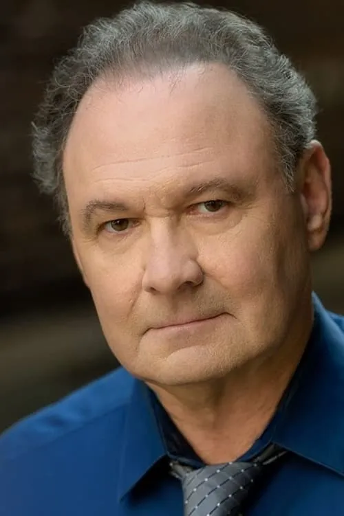 Kevin Murray interpretando a Professor Bartel