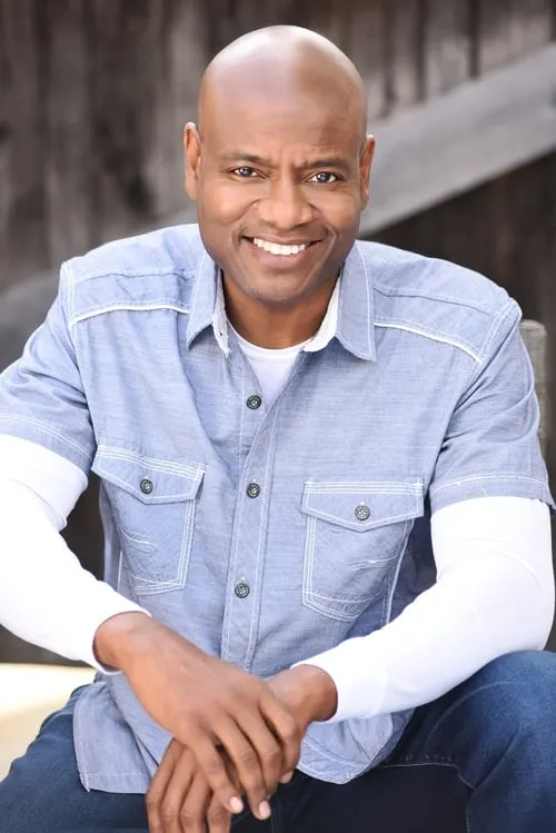 Kevin Nichols interpretando a Carlton