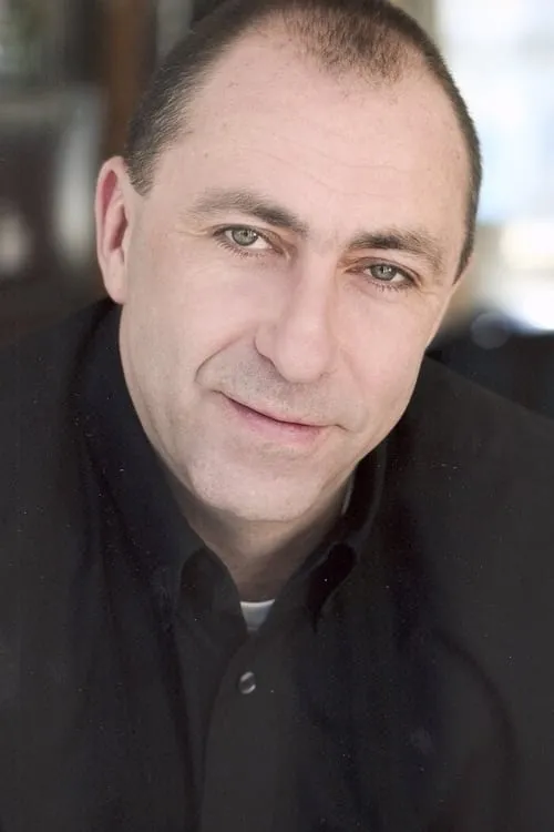 Kevin Scanlon interpretando a Officer Prince