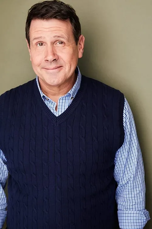 Kevin Symons interpretando a James Reitnauer