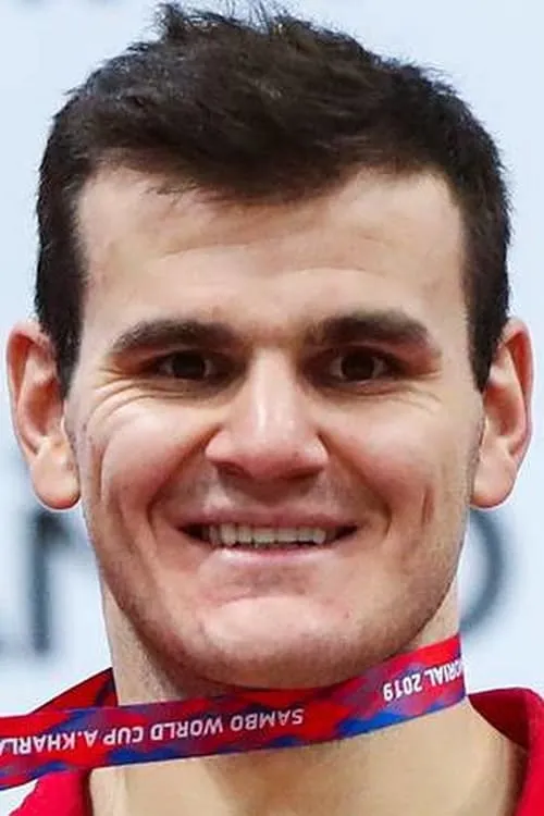 Khadis Ibragimov interpretando a Self