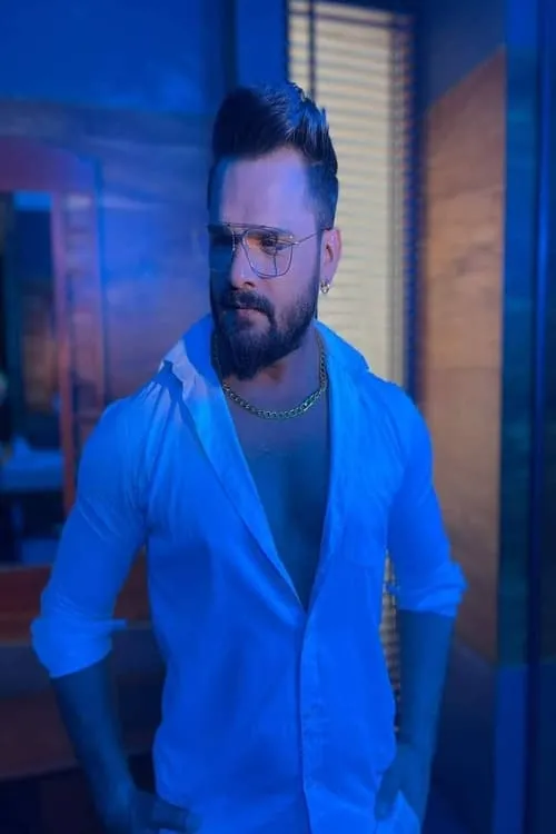 Khesari Lal Yadav interpretando a