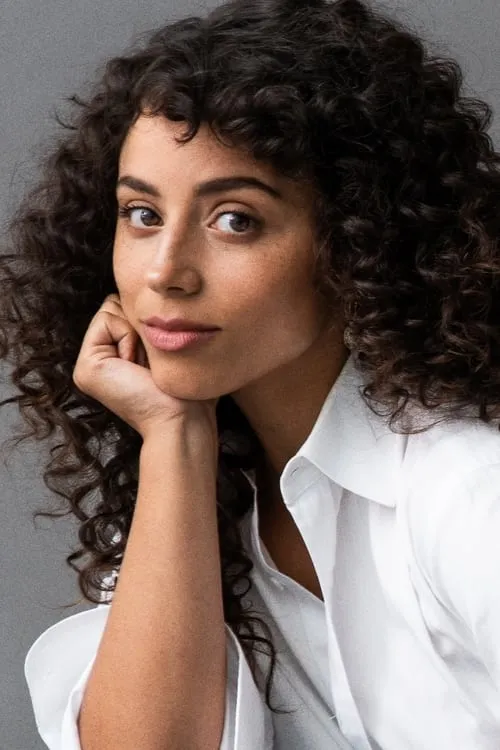 Kiana Madeira interpretando a Aisha